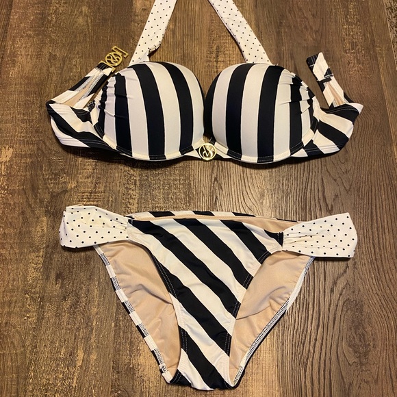 Victoria’s Secret bombshell swimsuit - Picture 2 of 4